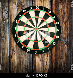 Bersaglio per dartboard sulla parete di legno Foto Stock