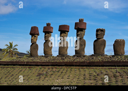 Ahu Nau Nau moai alla spiaggia di Anakena, Isola di Pasqua, Cile Foto Stock