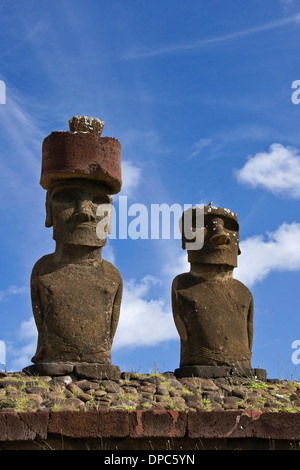 Ahu Nau Nau moai alla spiaggia di Anakena, Isola di Pasqua, Cile Foto Stock