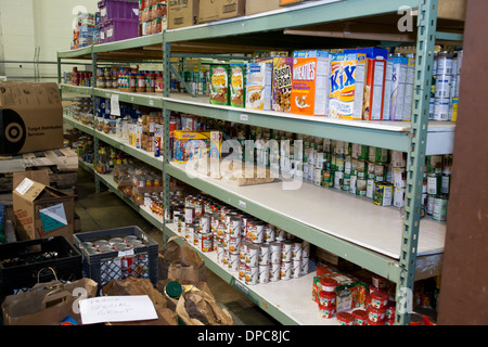 Donato può beni e dei cereali su ripiani a food bank - Virginia STATI UNITI D'AMERICA Foto Stock