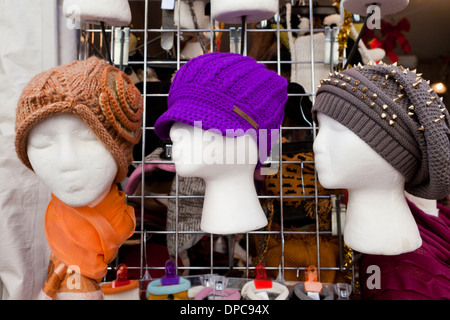 Maglia donna cappelli sul display Foto Stock