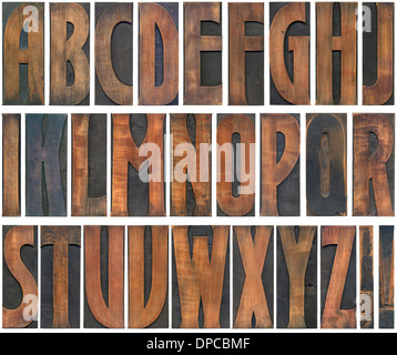 Vecchia Capitale Woodtype alfabeto lettere isolato con tracciato di ritaglio Foto Stock