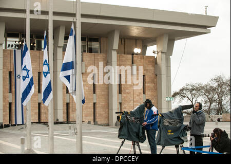 Gerusalemme. Xii gen, 2014. Israeliano bandiere nazionali sono a metà il montante per ex Primo Ministro israeliano Ariel Sharon all'ingresso quadrato della Knesset (parlamento) a Gerusalemme, a gennaio 12, 2014. Ex primo ministro Israeliano Ariel Sharon, una figura discutibile che ha cambiato il corso del Medio Oriente, è morto in un ospedale vicino a Tel Aviv in Israele centrale all'età di 85. Credito: Li Rui/Xinhua/Alamy Live News Foto Stock