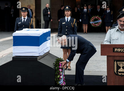 Gerusalemme. Xii gen, 2014. Il presidente israeliano Shimon Peres ha stabilito una corona di fiori alla bara dell ex primo ministro Israeliano Ariel Sharon all'ingresso quadrato della Knesset (parlamento) a Gerusalemme, a gennaio 12, 2014. Ex primo ministro Israeliano Ariel Sharon, una figura discutibile che ha cambiato il corso del Medio Oriente, è morto in un ospedale vicino a Tel Aviv in Israele centrale all'età di 85. Credito: Li Rui/Xinhua/Alamy Live News Foto Stock