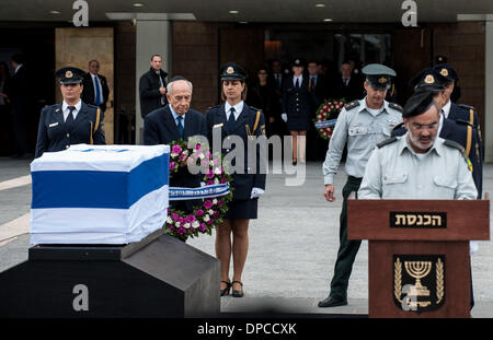 Gerusalemme. Xii gen, 2014. Il presidente israeliano Shimon Peres ha stabilito una corona di fiori alla bara dell ex primo ministro Israeliano Ariel Sharon all'ingresso quadrato della Knesset (parlamento) a Gerusalemme, a gennaio 12, 2014. Ex primo ministro Israeliano Ariel Sharon, una figura discutibile che ha cambiato il corso del Medio Oriente, è morto in un ospedale vicino a Tel Aviv in Israele centrale all'età di 85. Credito: Li Rui/Xinhua/Alamy Live News Foto Stock