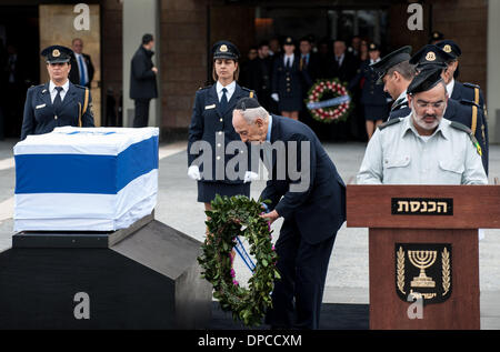 Gerusalemme. Xii gen, 2014. Il presidente israeliano Shimon Peres ha stabilito una corona di fiori alla bara dell ex primo ministro Israeliano Ariel Sharon all'ingresso quadrato della Knesset (parlamento) a Gerusalemme, a gennaio 12, 2014. Ex primo ministro Israeliano Ariel Sharon, una figura discutibile che ha cambiato il corso del Medio Oriente, è morto in un ospedale vicino a Tel Aviv in Israele centrale all'età di 85. Credito: Li Rui/Xinhua/Alamy Live News Foto Stock