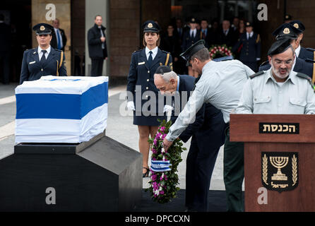 Gerusalemme. Xii gen, 2014. Il presidente israeliano Shimon Peres ha stabilito una corona di fiori alla bara dell ex primo ministro Israeliano Ariel Sharon all'ingresso quadrato della Knesset (parlamento) a Gerusalemme, a gennaio 12, 2014. Ex primo ministro Israeliano Ariel Sharon, una figura discutibile che ha cambiato il corso del Medio Oriente, è morto in un ospedale vicino a Tel Aviv in Israele centrale all'età di 85. Credito: Li Rui/Xinhua/Alamy Live News Foto Stock