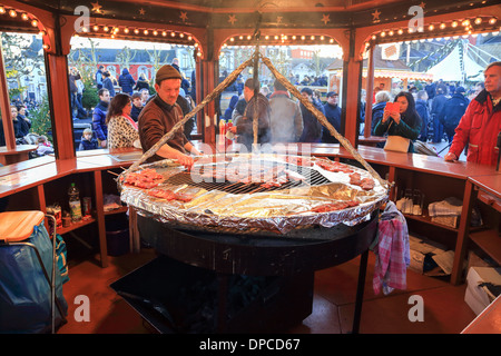 Spiedino di tedesco carne sul barbecue durante un mercatino di natale. Foto Stock