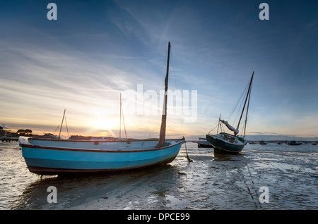 Barche a banchi di sabbia nel porto di Poole nel Dorset Foto Stock