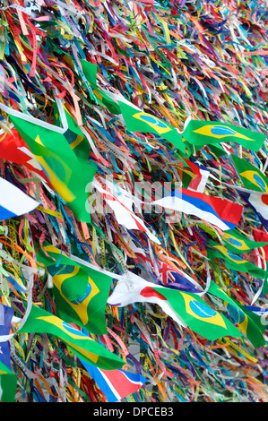 Brasiliani e internazionali di bandiere su una parete di wish nastri Chiesa Igrega Nosso Senhor do Bonfim Salvador Bahia Brasile Foto Stock