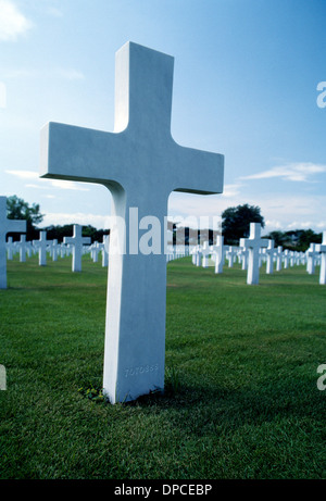 Questo marmo bianco cross a Manila American Cimitero e memoriale nelle Filippine segna uno di 17,097 II Guerra Mondiale luoghi di sepoltura per le forze americane. Foto Stock