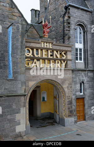 Queen's Galleria ingresso Palazzo di Holyroodhouse Edimburgo che mostra gli onori della corona, scettro , Spada di stato & Scots Red Lion Foto Stock