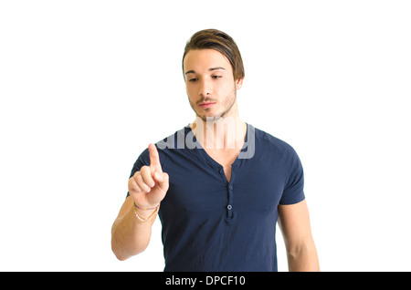 Attraente giovane premendo il pulsante immaginario in aria con il suo dito. Isolato su bianco Foto Stock