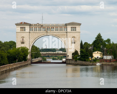 Blocco sul Volga Mosca canal in Russia frequentate da crociera sul fiume le barche con i viaggiatori da tutto il mondo, in barca nella serratura Foto Stock