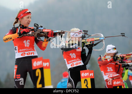 Ruhpolding in Germania. Xii gen, 2014. La Germania Franziska Preuss (R-L) ed il finlandese Kaisa Maekaeraeinen prendano di mira al poligono durante la donna 10 km gara di inseguimento per la Coppa del Mondo di Biathlon di Chiemgau Arena a Ruhpolding, Germania, 12 gennaio 2014. Foto: TOBIAS HASE/dpa/Alamy Live News Foto Stock