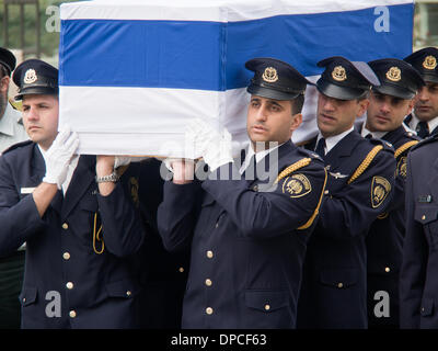 La bara di ex Primo Ministro Ariel Sharon, arriva alla Knesset, avvolti nella bandiera Israeliana. Gerusalemme, Israele. 12-Gen-2014. La bara di ex Primo Ministro Ariel Sharon, arriva alla Knesset per una ghirlanda di cerimonia di posa e per consentire al pubblico di pagare ultimo rispetta. Sharon è deceduto sabato all'età di 85 a seguito di otto anni di corsa-coma indotto. Foto Stock