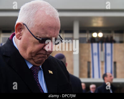 Collega e amico vicino, ex Knesset altoparlante, Reuven Rivlin, attende l arrivo dell ex primo ministro Ariel Sharon, bara alla Knesset plaza. Gerusalemme, Israele. 12-Gen-2014. La bara di ex Primo Ministro Ariel Sharon, arriva alla Knesset per una ghirlanda di cerimonia di posa e per consentire al pubblico di pagare ultimo rispetta. Sharon è deceduto sabato all'età di 85 a seguito di otto anni di corsa-coma indotto. Foto Stock