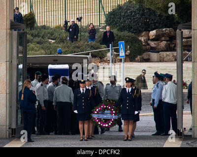 La bara di ex Primo Ministro Ariel Sharon, arriva alla Knesset, avvolti nella bandiera Israeliana. Gerusalemme, Israele. 12-Gen-2014. La bara di ex Primo Ministro Ariel Sharon, arriva alla Knesset per una ghirlanda di cerimonia di posa e per consentire al pubblico di pagare ultimo rispetta. Sharon è deceduto sabato all'età di 85 a seguito di otto anni di corsa-coma indotto. Foto Stock