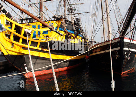 Vecchie navi ormeggiate presso il Molo di St Malo in Bretagna, Francia Foto Stock