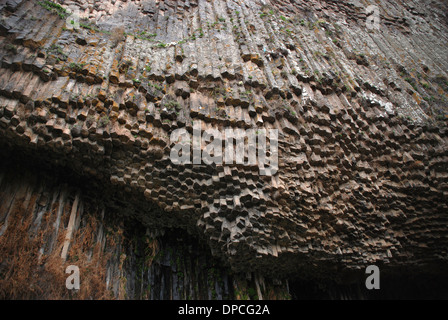 Il Garni Gorge ha colonne distintivo, scavate dal fiume Goght, denominato 'Symphony delle pietre". Foto Stock