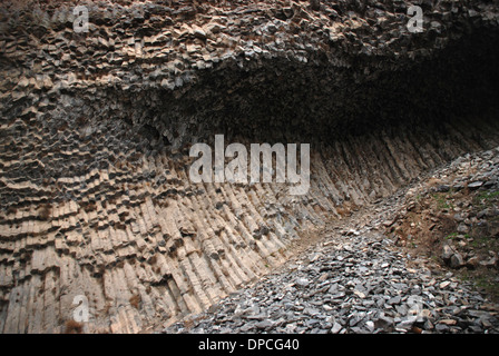 Il Garni Gorge ha colonne distintivo, scavate dal fiume Goght, denominato 'Symphony delle pietre". Foto Stock