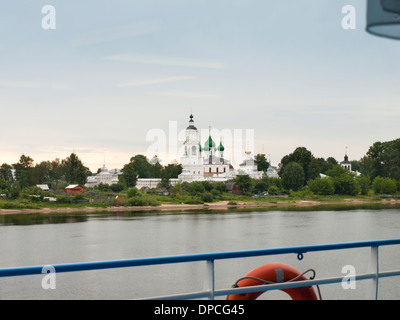 Tipica chiesa ortodossa russa visto da una crociera sul fiume barca su vie navigabili tra Mosca e San Pietroburgo Foto Stock