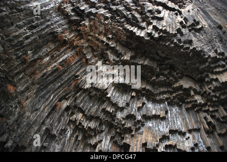 Il Garni Gorge ha colonne distintivo, scavate dal fiume Goght, denominato 'Symphony delle pietre". Foto Stock