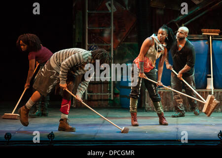 Stomp, la percussione musical che ha avuto origine in Brighton, Inghilterra, suona a Londra, Ontario, Canada, il 11 marzo 2014. Il musical atto utilizza gli oggetti ordinari e di singoli movimenti per creare un "teatro fisico' le prestazioni. Foto Stock