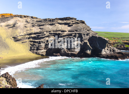 Paesaggio di verde appartata spiaggia di sabbia o di Papakolea spiaggia vicino al punto sud, Big Island delle Hawaii, Foto Stock