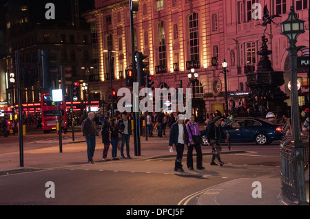 Londra Piccadilly circus di notte con autobus rossi e cabine di Londra Foto Stock