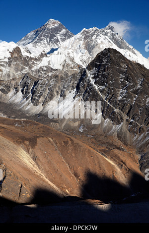 L'Everest, sul Nuptse e Lhotse visto dal Gokyo Ri, Nepal Himalaya Foto Stock