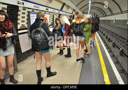 Arsenal, Londra, Regno Unito. Il 12 gennaio 2014. Persone corsa sulla linea della metropolitana di Piccadilly senza i pantaloni su No pantaloni giorno. Credito: Matteo Chattle/Alamy Live News Foto Stock