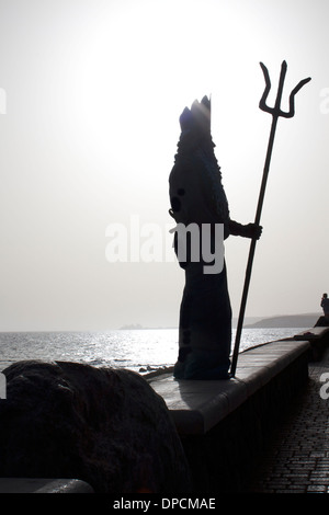 Silhouette di dio romano del mare, Nettuno prese al tramonto in estate a maspalomas isole canarie Spagna Foto Stock