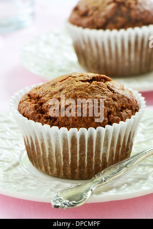 Bran muffin su color crema increspata piastre in formato verticale Foto Stock