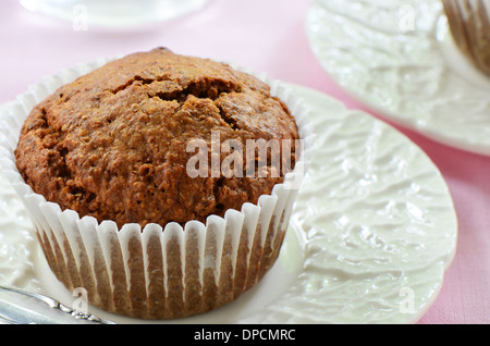 Muffin di crusca sul color crema piastra ondulata in formato orizzontale Foto Stock