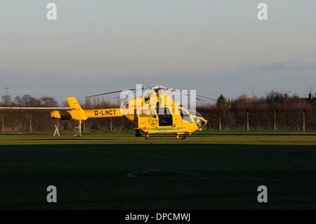 Il Lincs & Notts Air Ambulance partecipando ad una emergenza in una partita di calcio di Stamford, Lincolnshire, Regno Unito. Foto Stock