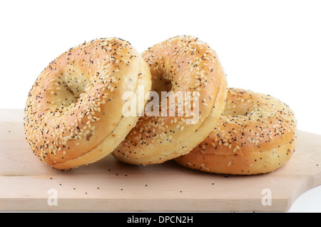 E semi di papavero Semi di sesamo bagel sul tagliere di legno Foto Stock