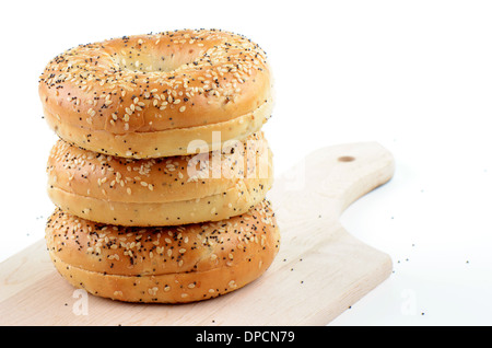 E semi di papavero Semi di sesamo bagel sul tagliere di legno Foto Stock