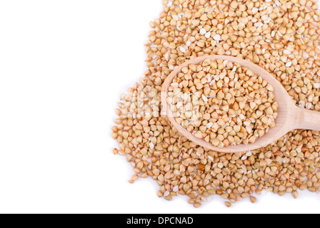 Il grano saraceno in cucchiaio isolati su sfondo bianco Foto Stock