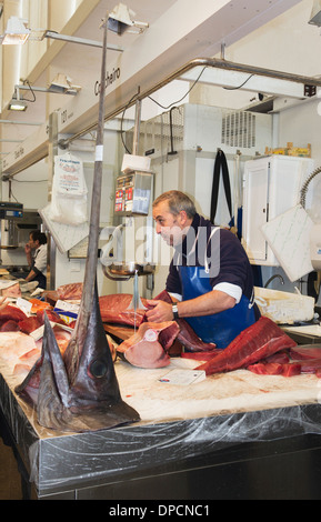 Cadiz, Spagna. Pescivendolo vendita di carni di tonno e di pesce spada nel mercato centrale. Foto Stock
