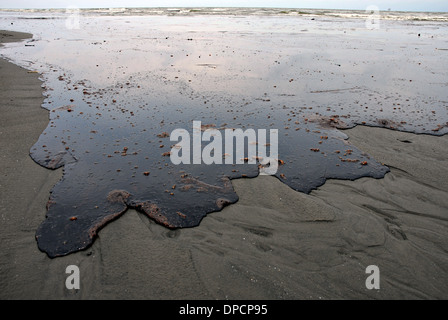 Una fitta massa di olio grezzo lavaggi a terra con le maree da fuoriuscite di olio BP Deepwater Horizon nel Golfo del Messico il 8 maggio, 2010 in Grand Isle, Louisiana. Foto Stock