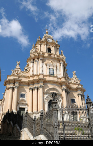 Piazza Duomo con la chiesa di san giorgio nella città del barocco di Ragusa Ibla, città elencati come patrimonio mondiale dall' UNESCO in Sicilia Foto Stock