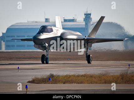 Un Regno Unito Royal Navy F-35B Lightning II Stealth Fighter Aircraft ritorna da un volo sortie 18 Dicembre 2013 a Eglin Air Force Base, FL. Foto Stock