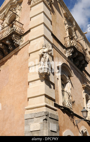 Vista sulla città vecchia di Ragusa Ibla, la città barocca elencati come patrimonio mondiale dall' UNESCO in Sicilia Foto Stock