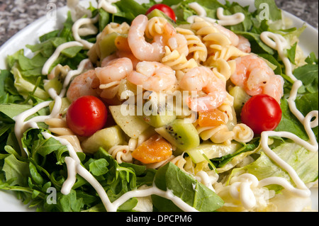 Gamberi freschi di melone e kiwi insalata di pasta Foto Stock