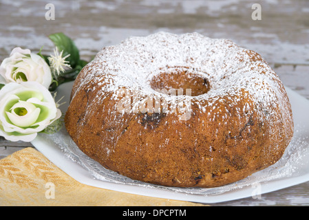 In casa bundt cake con prugne e spezie Foto Stock