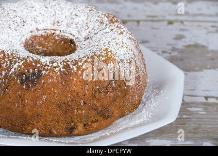 Golden brown in casa bundt cake con prugne e spezie Foto Stock