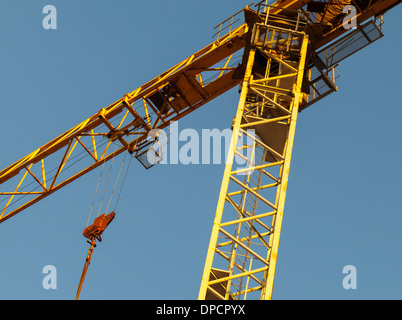 Giallo gru a torre frammento sopra cielo blu Foto Stock