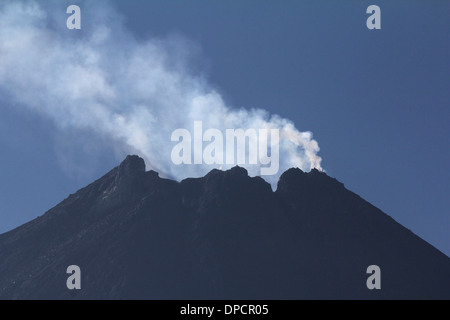 Mt Merapi vertice fumatori Indonesia vulcano Foto Stock