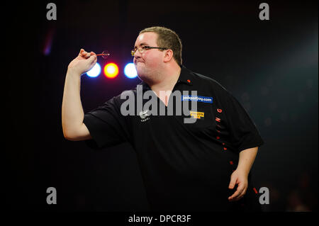 Frimley Green, Regno Unito. Xii gen, 2014. Stephen Bunting (aka il Bullet) lancia contro Alan Norris (aka Chuck) durante la finale di BDO World Professional Freccette campionato al lago. Credito: Azione Sport Plus/Alamy Live News Foto Stock